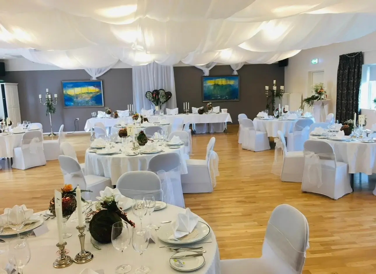 The table is set for a dinner party